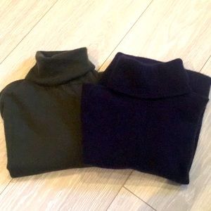 Bundle of 2 cashmere turtlenecks.